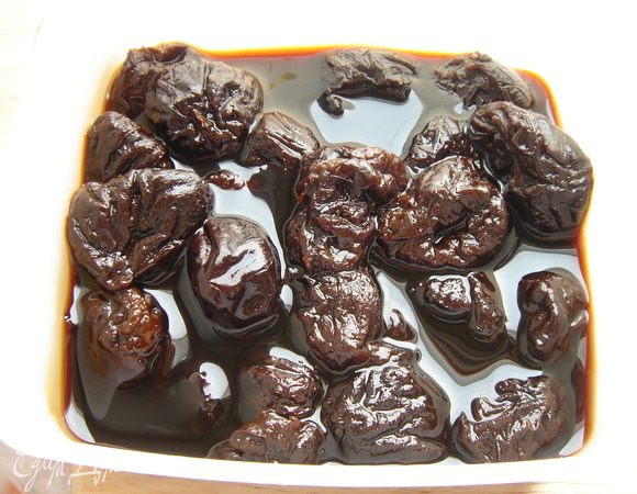 За 2-3 часа до начала приготовления торта замочить чернослив в смеси коньяка и чая.