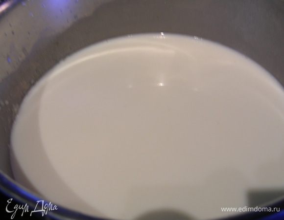 В кастрюльке растапливаем масло, добавляем к нему муку, все время помешивая. Через минуту заливаем все молоком и на среднем огне доводим до кипения. Все время помешиваем, стараясь избавиться от комочков. 
