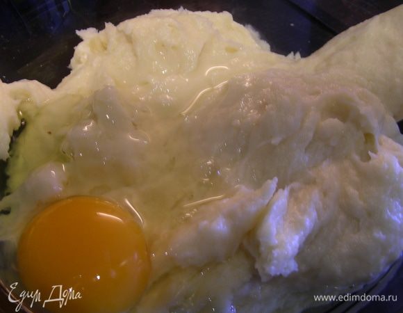 Добавляем разрыхлитель, затем по одному вбиваем яйца (я это делала миксером). 
