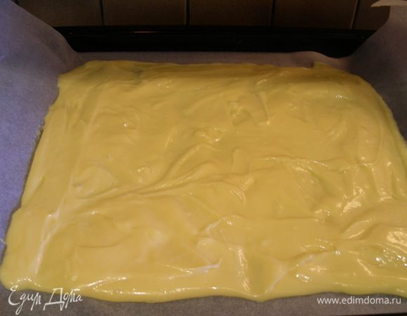 Противень (у меня размер 35х35) выстилаем бумагой для выпечки и распределяем наше тесто (довольно тонким слоем). Выпекаем его при температуре 200-225 гр 15-20 минут. У меня духовка мощная, я выпекала минут 12 при 200гр и еще минут 8 при 180 гр. Главное его не передержать.
