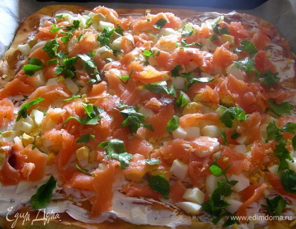 Сверху распределяем лосось, яйца, зелень.
