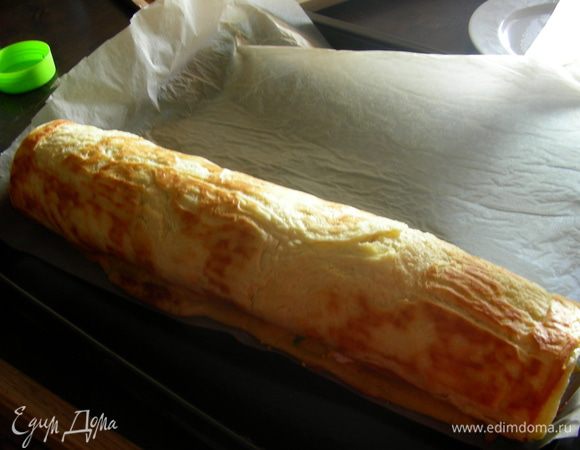 Сворачиваем наш рулет, кладем его в фольгу и убираем в холодильник на несколько часов или на ночь.
