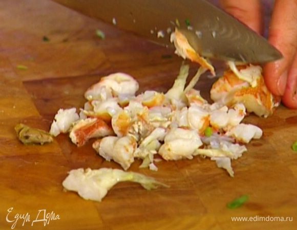 Мясо раков порезать и соединить с сырной массой.