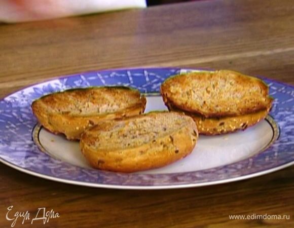 Булочки разрезать вдоль пополам и подсушить в духовке или тостере.