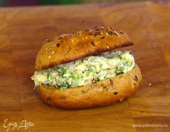 Намазать нижнюю половинку булочек начинкой и накрыть другой половинкой.