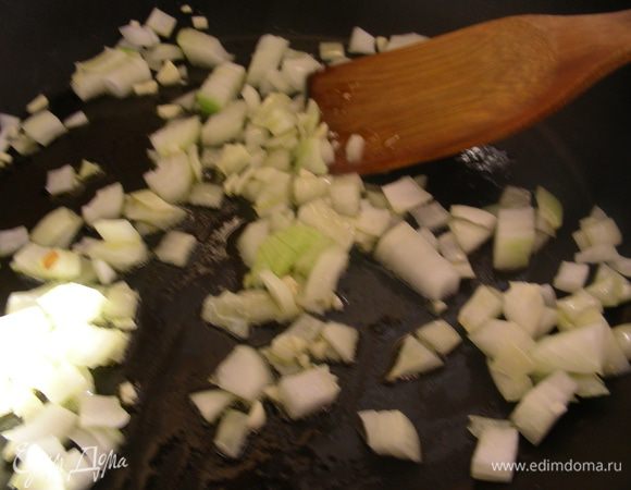 На оливковом масле обжариваем лук и чеснок минуты 3. 
