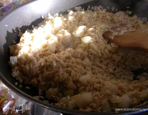 Добавляем к ним рис, готовим, помешивая минут 5. Затем по половнику вливаем воду и бульон, даем впитаться, добавляем следующий, и так до готовности риса. В середине добавляем зелень и специи (в моем случае петрушка).
