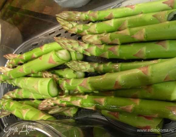 Спаржу отвариваем или готовим в пароварке. Готовится она быстро: в зависимости от толщины стеблей и желаемой "хрусткости" минут 5-12. Промываем ее холодной водой.

