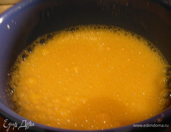 Яйца взбиваем с молоком.
