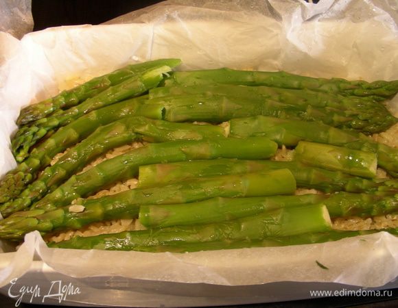 Сверху выкладываем спаржу.