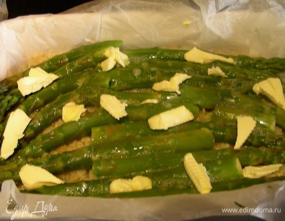 Заливаем яично-молочной смесью, сверчу выкладываем небольшие кусочки сливочного масла. Отправляем в духовку 180-200 гр минут на 30. В конце можно присыпать сыром (я в следующий раз так и сделаю).
