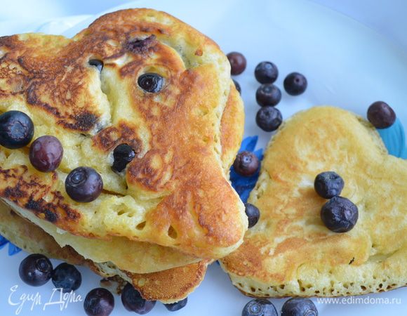 Приготовление: просеять муку в киску и соединить с сахаром, разрыхлителем и солью. Добавить яйцо, молоко и 2 ст. . масла, взбить тесто венчиком до однородности. Подготовить голубику. Заполнить кондитерский мешок( или целлофановый пакет без угла) тестом. Разогреть сковороду, смазать ½ ч.л. сливочного масла. Выдавить тесто в центр сковороды в форме сердечка , посыпать голубикой . Жарить 1 – 2 минуты. Затем перевернуть и жарить до золотистого цвета еще примерно 30 секунд.  Подать со взбитыми сливками или медом. МИР ВАМ!