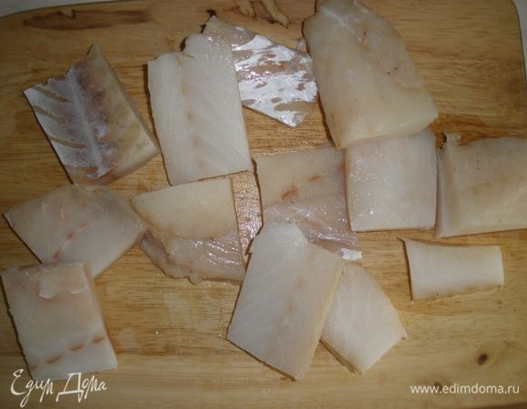 Рыбу нарезать на кусочки. Джейми я так поняла предлагает совсем мелкими, но я решила сделать их покрупнее. 