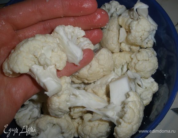 Капусту разобрать на соцветия. Тут я считаю нужно чем меньше тем лучше. Так как она не отваривается заранее. 
