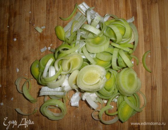 Порей нарезать на колечки. 