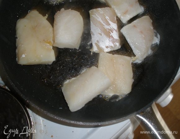 Овощи залить крутым кипятком и дать им постоять. Тем временем обжарить на оливковом масле рыбу с обеих сторон примерно по 1-2 минуты. 