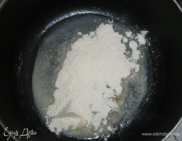 В кастрюльке растопить сливочное масло, добавить муку и немного обжарить. Влить молоко тонкой струйкой и поварить на медлленном огне - получится густой соус. Посолить и добавить 50 гр. сыра. 