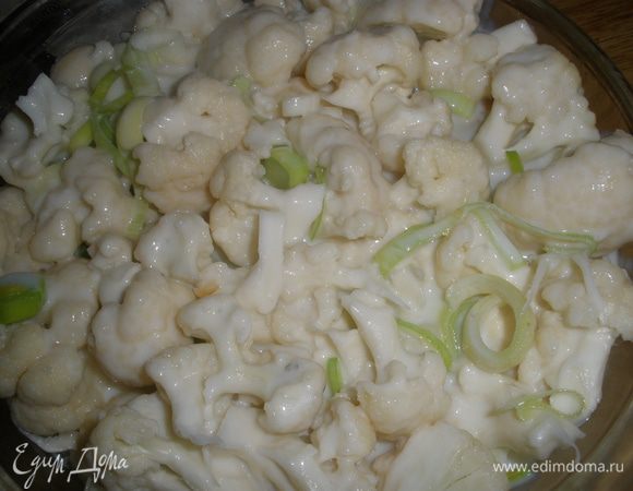 В форму для запекания уложить рыбу, посолить ее и поперчить немного. Затем выложить овощи. Все залить соусом. 