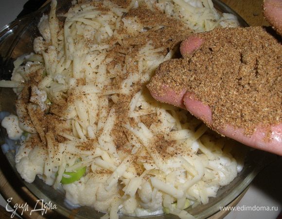 Посыпать оставшимся сыром и крошками. Запекать примерно 30 минут при температуре 180 градусов. 