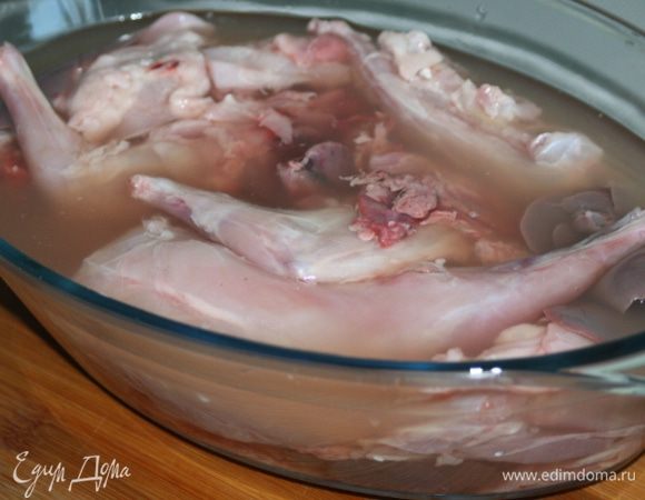 Мясо положить в глубокую емкость и залить сухим белым вином. Оставить мариноваться в холодильнике на ночь.