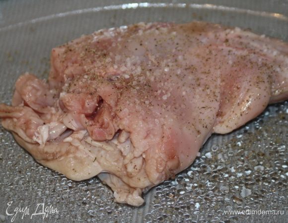 На следующий день приступаем к приготовлению.
 Кусочки достать из маринада (маринад не выливать), обсушить, посолить-поперчить...