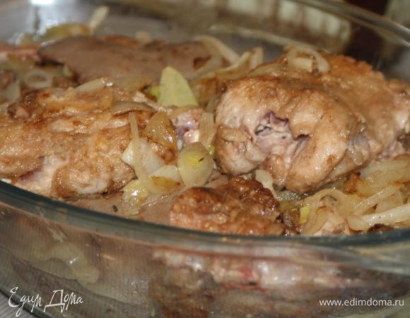 Лук нашинковать и тоже обжарить.
Затем выложить мясо и лук поочередно в форму для запекания, слегка пересыпая мясо прованскими травами.