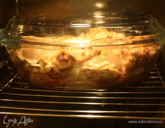 Влить маринад и отправить форму в разогретую до 180 градусов духовку, накрыв крышкой.