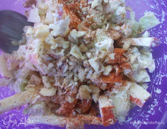 сельдерей,яблоко,капустку нашинковать.для заправки смешать творог,майонез,горчицу до однородной массы.все смешать в салатнике,посыпать паприкой и орешками(я их немного измельчила в ступке),перемешать и легкий завтрак готов.