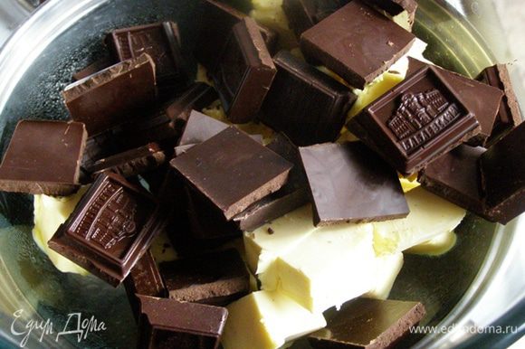 Шоколад поломаем кусочками, масло порежем кубиком. Растопим шоколад и масло на водяной бане. Миска с шоколадом не должна соприкасаться с водой.