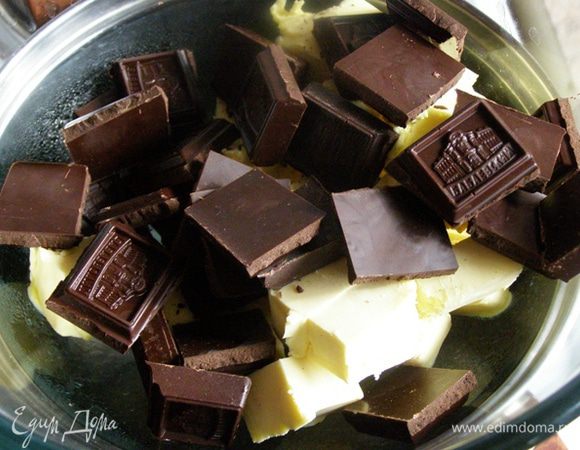 Шоколад поломаем кусочками, масло порежем кубиком. Растопим шоколад и масло на водяной бане. Миска с шоколадом не должна соприкасаться с водой. 