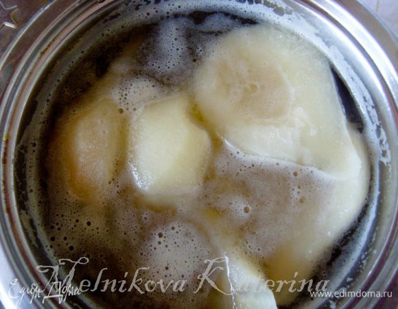 Положить в кастрюльку, залить водой, добавить мед, сок лимона и варить на медленном огне 20 минут (образовавшийся компот сохранить, он отлично подходит к уже готовому пирогу). 