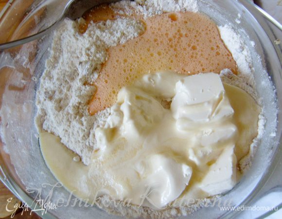 Добавить немного растопленное сливочное масло, немного взбитое яйцо. 