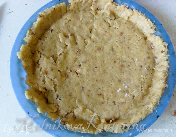 Из половины теста раскатать круг и выстелить им дно формы для запекания. 