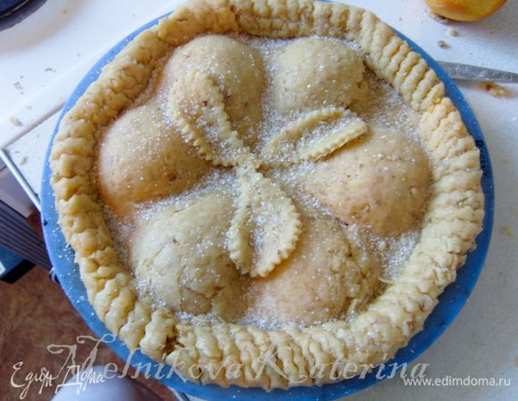 Оставшуюся часть теста раскатать и накрыть им груши. Украсить по желанию (я из кусочка теста сделала ободок и листики). 