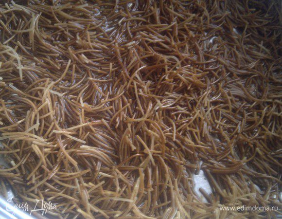В сковороде с толстым дном обжарить СЫРУЮ вермишель на растит.масле.Это происходит очень быстро и лучше не отходить и помешивать!Я только успела промыть рис и вермишель уже позолотилась.