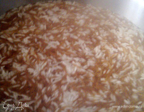 Добавляем сначала стакан воды,соль и на среднем огне помешиваем.Постепенно вливаем ещё стакан воды,но может понадобится Вам меньше-всё зависит от риса и огня!