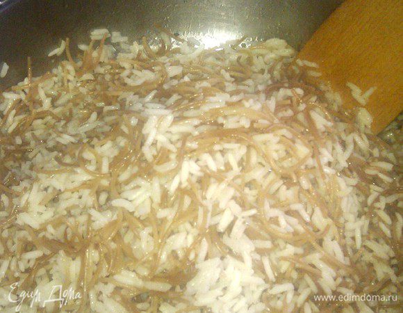 Через 10 минут почти вся вода впиталась.Выключаем огонь и накрываем наше блюдо крышкой ещё на 10 минут!