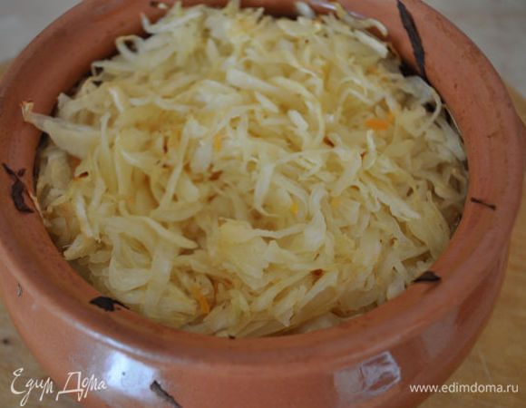 Картофель очистить, нарезать кубиками. В кипящий бульон положить картофель, варить 10 минут, затем добавить лук с морковью, дать покипеть минут 5–7 и добавить томленую капусту, готовить на среднем огне еще минут 10. Посолить по вкусу.