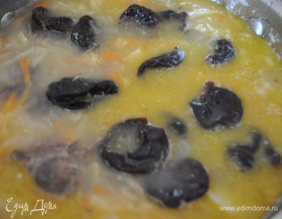Чернослив промыть. Суп снять с огня, добавить чернослив, накрыть крышкой и дать настояться в теплом месте 15–20 мин.