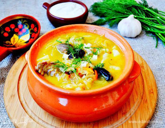 Подать к щам сметану, свежую измельченную зелень и чеснок. Приятного аппетита!