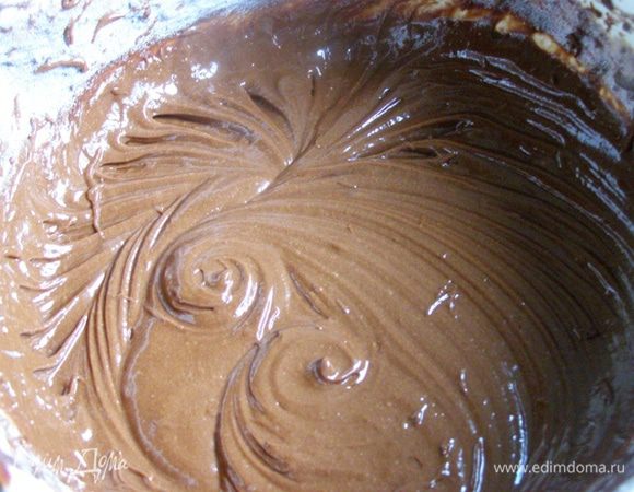 Преключим скорость миксера на минимальную и постепенно добавим муку