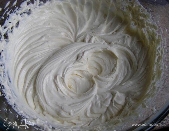 Маскарпоне, яйца, сахар и ванильную эссенцию взобьем миксером на средней скорости до однородной консистенции