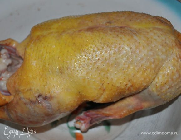 Приготовьте маринад для утки: смешайте лимонный сок с соевым соусом, добавьте мед, бальзамик, тертый имбирь, оливковое масло. Все хорошо размешайте. Потрошеную утку вымойте, протрите насухо бумажным полотенцем. Натрите утку солью и перцем изнутри и снаружи, залейте маринадом и уберите мариноваться на ночь.