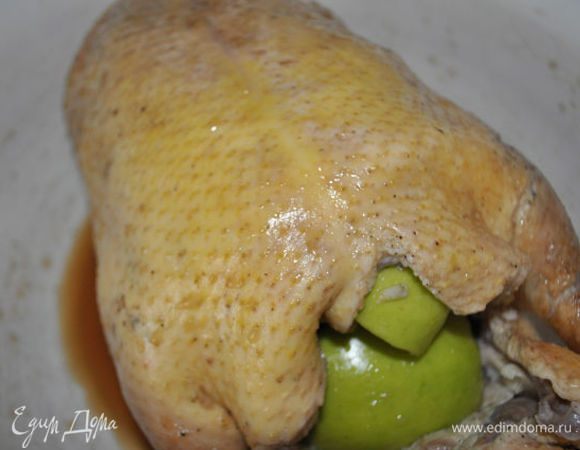 Яблоки разрежьте пополам, удалите сердцевину и нарежьте на дольки. В утиное брюшко положите яблоки. 