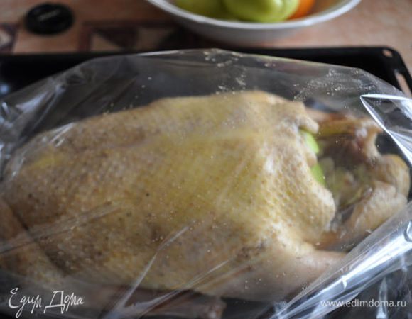 Утку с яблоками уложите в подготовленный пакет или рукав для запекания и отправьте в духовку при 180–200°C на полтора часа. Время зависит от веса утки и вашей духовки. За 15 минут до готовности разрежьте рукав и подрумяньте утку.