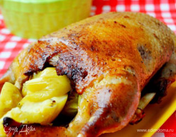 Подать утку можно с картофельным пюре или салатом из квашеной капусты, полив мясо соком, который остался после запекания. Приятного аппетита!