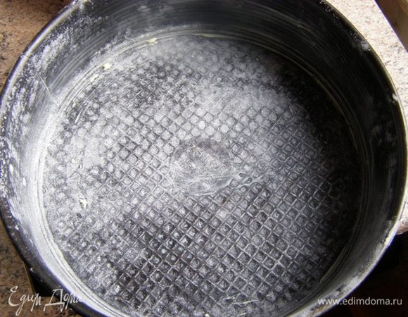 Форму смажем маслом и присыпем мукой