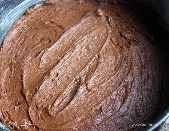 На дно выложим половину шоколадного теста и разровняем