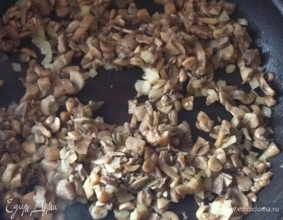 Пока тесто охлаждается, приготовить начинку: мелкопорезанный лук обжарить до золотистого цвета на масле (лучше сливочном), добавить порезанные грибы, подсолить, поперчить и жарить до полуготовности грибов. 
