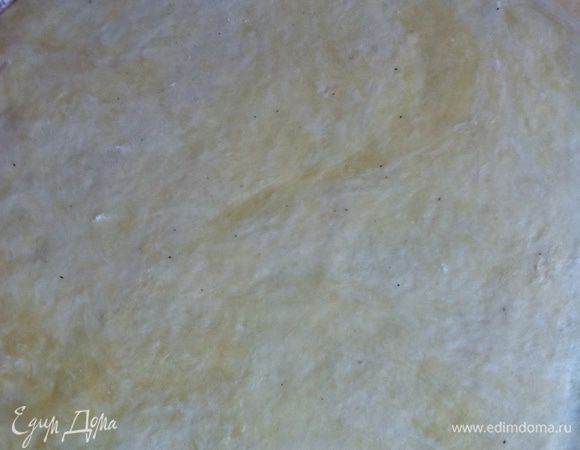 Охлажденное тесто достать из морозилки и раскатать в круг диаметром на несколько см больше, чем  форма для запекания.